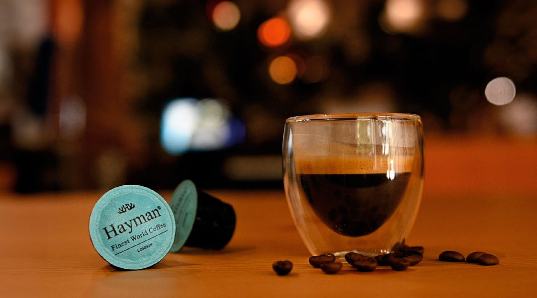 Upptäck de unika fördelarna med kaffekapslar för Nespresso gjorda med Hayman Coffees specialkaffe och njut av världens bästa 1% kaffeblandningar i praktiska kaffekapslar.