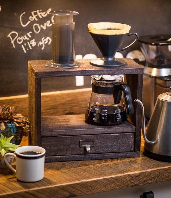 filtrera kaffe, häll över kaffe, färskt kaffe