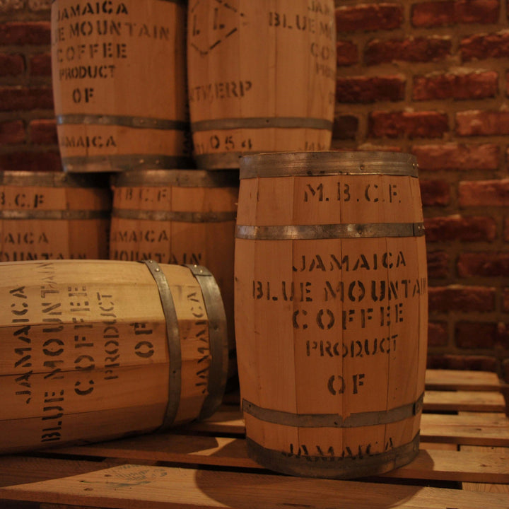 barril de madeira, barril, café de montanha azul, café de montanha azul jamaicano, café jamaicano, café especial, café especial, café de terceira onda, grãos de café não torrados, grãos de café crus